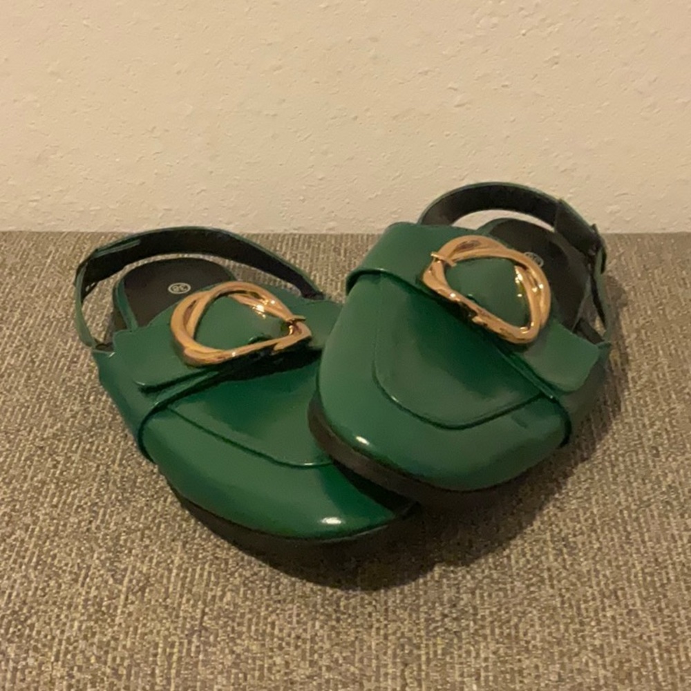 💰🚨CLEARANCE 🚨💰
Green flats with gold detailing